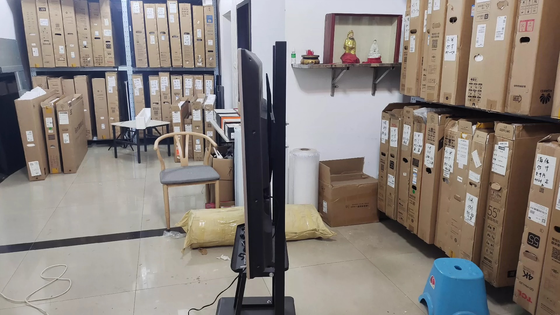 便宜出二手海信55寸4K智能电视 个人闲置电视 ，型号 Led55K5100U 低价出 电视配置： 此款海信电视具备 4K 分辨率，呈现出的画面细节丰富、色彩饱